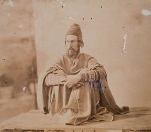Yerli kostümlü otoportre